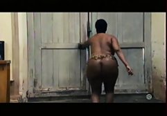 این شخص دو جوجه جوان و دوست داشتنی را برای یک رابطه جنسی سکسب فیلم پرتاب می کند. هنگامی که او کارگردان است، او دوربین را روشن می کند و در نیمکت خود این جوانان جوان را در تمام سوراخ های گرم خود