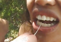 دختر بسیار کوچک سیاه و سفید بسیار جذاب، منجر به دو فیلمسکسی بچه سفیدپوش و بی رحمانه به اتاق خواب خود می شود و با آمادگی گرم او اعضای سخت و ضخیم خود را، بیدمشک تیره، مرطوب و بسیار لبخند می زند