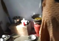 یک دانش آموز جوان خریدن فیلم سکسی که در یک لباس وابسته به وابسته به وابسته به عشق شهوانی یک گروه پشتیبانی قرار دارد به نوعی خود را در یک تخت با دو دهقان بزرگتر توسط برخی از معجزه ناشناخته می یابد و از نظر اعضای چربی خود هیجان زده می شود،
