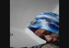رئیس تصمیم گرفت تا با کارمند جدیدی از دفتر دیدن کند، او را پیدا کرد، همانطور که در تلفن صحبت میکرد، تصمیم گرفت او را مجازات فیلم سکیی کند