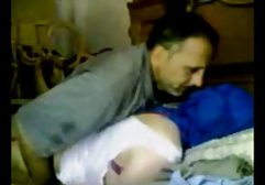 دختر فیلم سکسی فیلم سکسی جوان بلوند پاهای او را پریده و گربه را نوازش می دهد